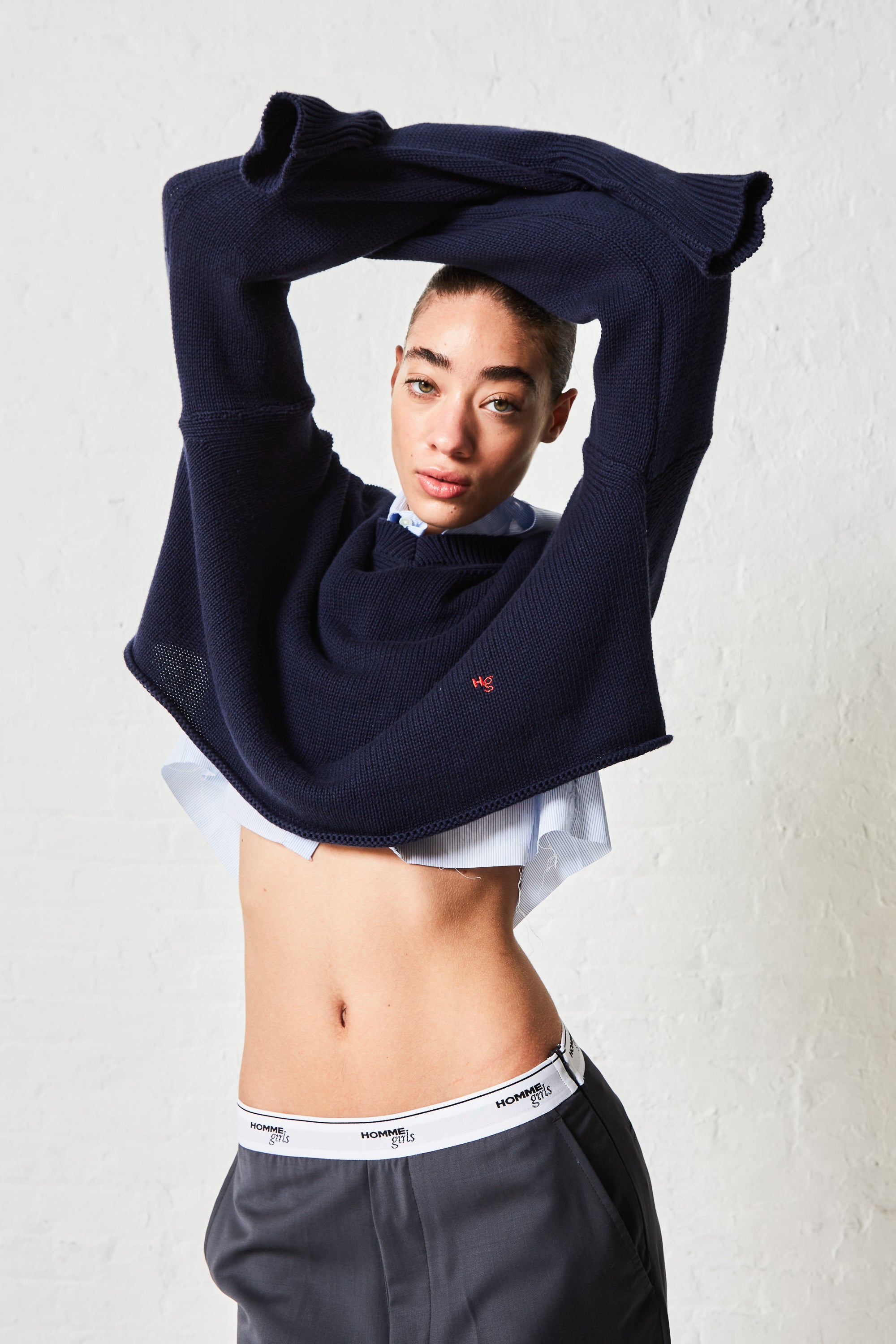 Cropped V Neck Sweater in Navy HOMMEGIRLS